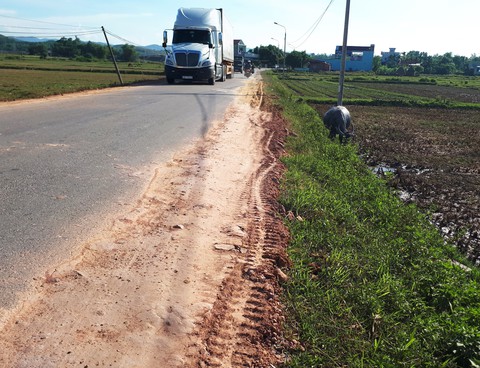 Quốc lộ 40B ở Quảng Nam không chịu nổi xe trọng tải lớn nữa - Ảnh 1. Quốc lộ 40B ở Quảng Nam không chịu nổi xe trọng tải lớn nữa - Ảnh 1.