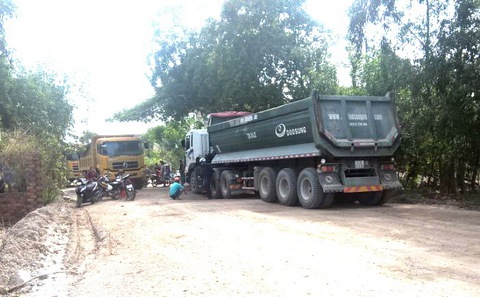 Đường vào cảng vẫn nát, dân tiếp tục chặn xe - Ảnh 1. Đường vào cảng vẫn nát, dân tiếp tục chặn xe - Ảnh 1.
