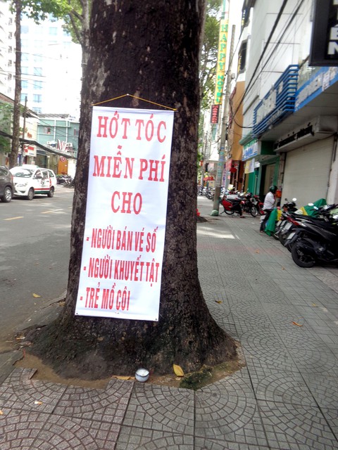 Hớt tóc miễn phí giúp người nghèo khó - Ảnh 2. Hớt tóc miễn phí giúp người nghèo khó - Ảnh 2.