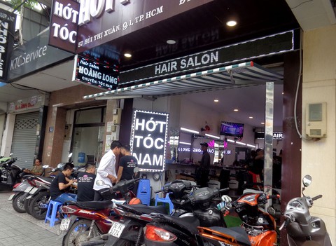 Hớt tóc miễn phí giúp người nghèo khó - Ảnh 1. Hớt tóc miễn phí giúp người nghèo khó - Ảnh 1.