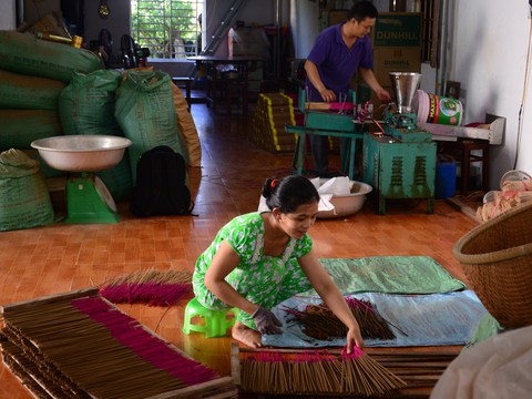 Bỏ Sài Gòn về quê khởi nghiệp từ nhang sạch - Ảnh 1. Bỏ Sài Gòn về quê khởi nghiệp từ nhang sạch - Ảnh 1.