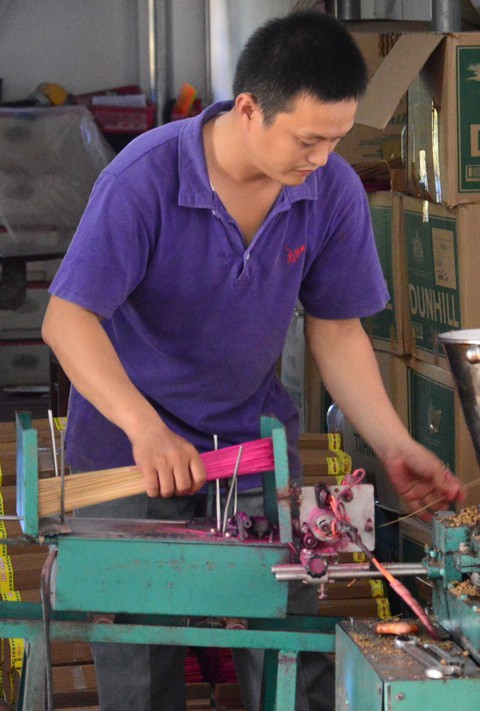 Bỏ Sài Gòn về quê khởi nghiệp từ nhang sạch - Ảnh 2. Bỏ Sài Gòn về quê khởi nghiệp từ nhang sạch - Ảnh 2.