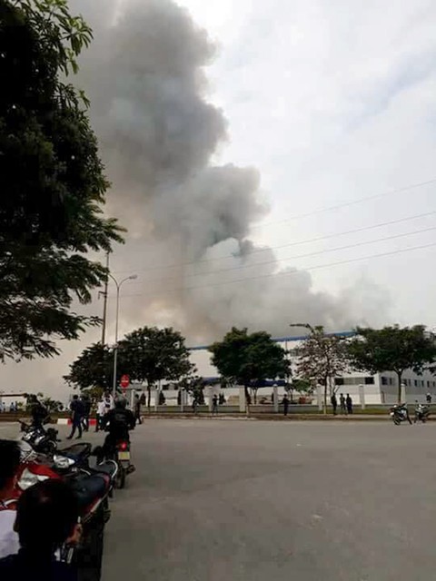 Kịp thời dập tắt đám cháy lớn trong khu công nghiệp - Ảnh 2. Kịp thời dập tắt đám cháy lớn trong khu công nghiệp - Ảnh 2.