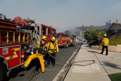 Hàng ngàn người tháo chạy vì cháy rừng ở California - Ảnh 3. Hàng ngàn người tháo chạy vì cháy rừng ở California - Ảnh 3.