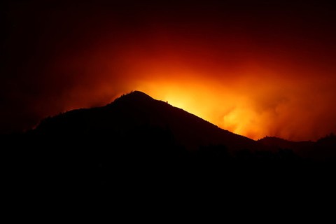 Cháy rừng California làm 21 người thiệt mạng, thiêu rụi hàng ngàn căn nhà - Ảnh 1. Cháy rừng California làm 21 người thiệt mạng, thiêu rụi hàng ngàn căn nhà - Ảnh 1.