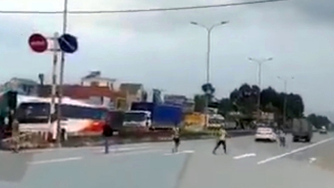 Hai nhóm thanh niên chém nhau loạn xạ trên quốc lộ 51 - Ảnh 1. Hai nhóm thanh niên chém nhau loạn xạ trên quốc lộ 51 - Ảnh 1.