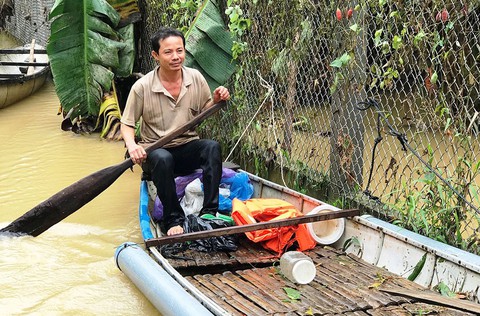 Người đàn ông chèo ghe cứu 15 người trong lũ dữ - Ảnh 2. Người đàn ông chèo ghe cứu 15 người trong lũ dữ - Ảnh 2.