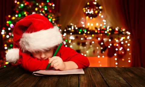 Trẻ phát triển toàn diện hơn nhờ viết thư cho ông già Noel? - Ảnh 1. Trẻ phát triển toàn diện hơn nhờ viết thư cho ông già Noel? - Ảnh 1.