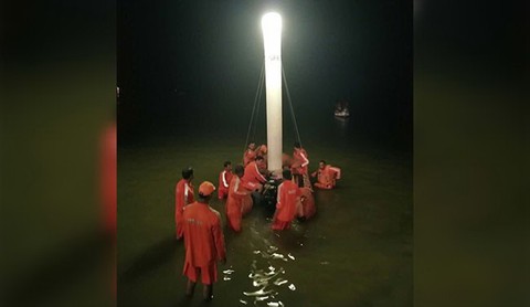 Lật tàu du lịch ở Ấn Độ, 16 người chết - Ảnh 1. Lật tàu du lịch ở Ấn Độ, 16 người chết - Ảnh 1.