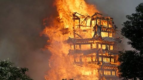 Tháp Phật đang xây ở Trung Quốc cháy rụi đầy bí ẩn - Ảnh 1. Tháp Phật đang xây ở Trung Quốc cháy rụi đầy bí ẩn - Ảnh 1.