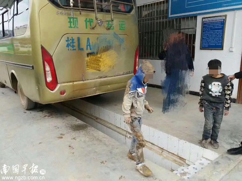 Dân Trung Quốc xấu hổ vì kiểu sang giàu hào nhoáng - Ảnh 1. Dân Trung Quốc xấu hổ vì kiểu sang giàu hào nhoáng - Ảnh 1.