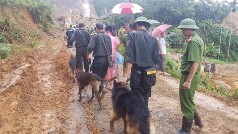Tìm được 9 thi thể trong số 18 người bị vùi lấp tại Hòa Bình - Ảnh 6. Tìm được 9 thi thể trong số 18 người bị vùi lấp tại Hòa Bình - Ảnh 6.