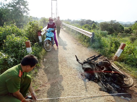 Bị phát hiện chở gỗ lậu, lâm tặc tự đốt xe tẩu thoát - Ảnh 1. Bị phát hiện chở gỗ lậu, lâm tặc tự đốt xe tẩu thoát - Ảnh 1.