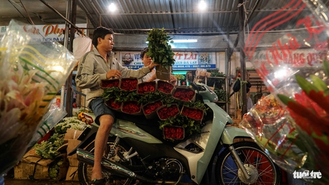 Chợ hoa lớn nhất Sài Gòn hối hả trước ngày 20-10 - Ảnh 11. Chợ hoa lớn nhất Sài Gòn hối hả trước ngày 20-10 - Ảnh 11.