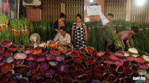 Chợ hoa lớn nhất Sài Gòn hối hả trước ngày 20-10 - Ảnh 8. Chợ hoa lớn nhất Sài Gòn hối hả trước ngày 20-10 - Ảnh 8.
