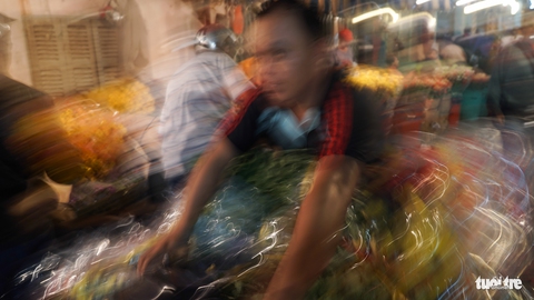 Chợ hoa lớn nhất Sài Gòn hối hả trước ngày 20-10 - Ảnh 10. Chợ hoa lớn nhất Sài Gòn hối hả trước ngày 20-10 - Ảnh 10.