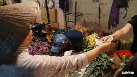 Chợ hoa lớn nhất Sài Gòn hối hả trước ngày 20-10 - Ảnh 6. Chợ hoa lớn nhất Sài Gòn hối hả trước ngày 20-10 - Ảnh 6.