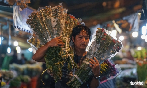 Chợ hoa lớn nhất Sài Gòn hối hả trước ngày 20-10 - Ảnh 12. Chợ hoa lớn nhất Sài Gòn hối hả trước ngày 20-10 - Ảnh 12.