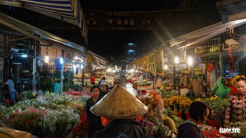 Chợ hoa lớn nhất Sài Gòn hối hả trước ngày 20-10 - Ảnh 2. Chợ hoa lớn nhất Sài Gòn hối hả trước ngày 20-10 - Ảnh 2.