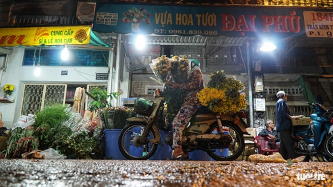 Chợ hoa lớn nhất Sài Gòn hối hả trước ngày 20-10 - Ảnh 16. Chợ hoa lớn nhất Sài Gòn hối hả trước ngày 20-10 - Ảnh 16.