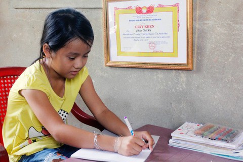 Chông chênh đường đến trường của cô bé mồ côi cha - Ảnh 1. Chông chênh đường đến trường của cô bé mồ côi cha - Ảnh 1.