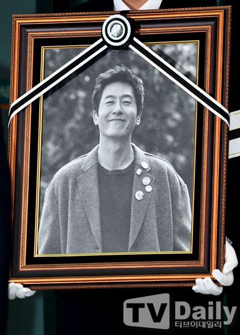 Song Joong Ki hoãn tuần trăng mật đến viếng Kim Joo Hyuk - Ảnh 5. Song Joong Ki hoãn tuần trăng mật đến viếng Kim Joo Hyuk - Ảnh 5.