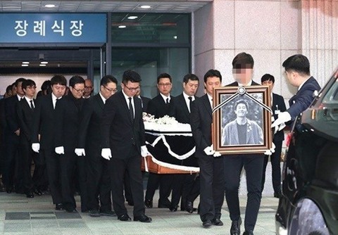 Song Joong Ki hoãn tuần trăng mật đến viếng Kim Joo Hyuk - Ảnh 6. Song Joong Ki hoãn tuần trăng mật đến viếng Kim Joo Hyuk - Ảnh 6.