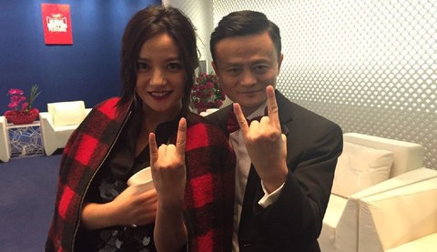 Tỉ phú Jack Ma hát nhạc phim Công thủ đạo cùng Vương Phi - Ảnh 4. Tỉ phú Jack Ma hát nhạc phim Công thủ đạo cùng Vương Phi - Ảnh 4.