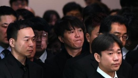 Song Joong Ki hoãn tuần trăng mật đến viếng Kim Joo Hyuk - Ảnh 9. Song Joong Ki hoãn tuần trăng mật đến viếng Kim Joo Hyuk - Ảnh 9.