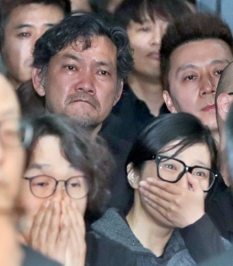 Song Joong Ki hoãn tuần trăng mật đến viếng Kim Joo Hyuk - Ảnh 10. Song Joong Ki hoãn tuần trăng mật đến viếng Kim Joo Hyuk - Ảnh 10.