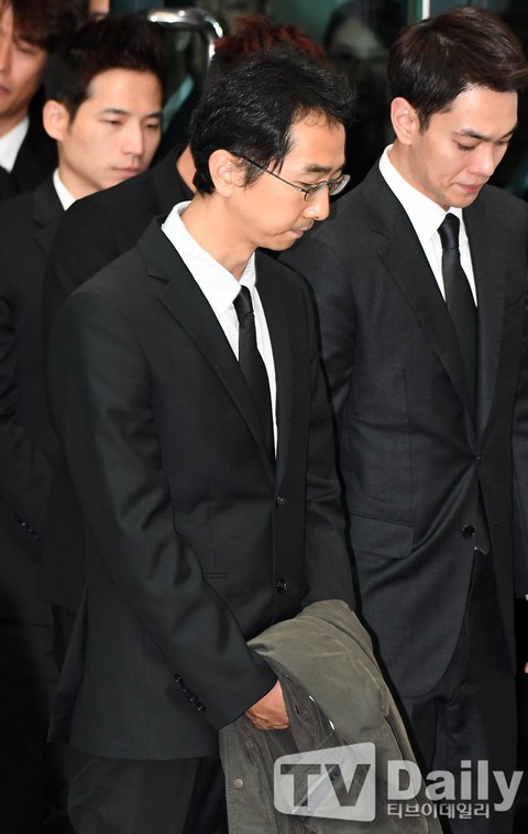 Song Joong Ki hoãn tuần trăng mật đến viếng Kim Joo Hyuk - Ảnh 11. Song Joong Ki hoãn tuần trăng mật đến viếng Kim Joo Hyuk - Ảnh 11.