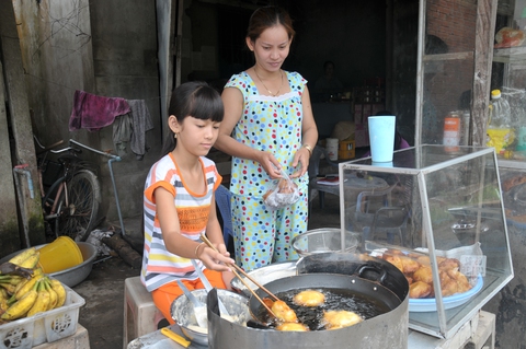 Cô bé mồ côi bán chuối chiên mơ làm nhà tạo mẫu - Ảnh 3. Cô bé mồ côi bán chuối chiên mơ làm nhà tạo mẫu - Ảnh 3.