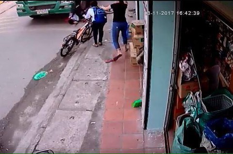 Thót tim xem clip bé trai thoát chết dưới bánh xe container - Ảnh 2. Thót tim xem clip bé trai thoát chết dưới bánh xe container - Ảnh 2.