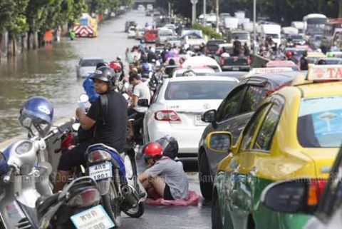 Bangkok ngập trong nước - Ảnh 2. Bangkok ngập trong nước - Ảnh 2.