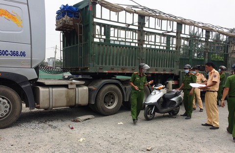Tài xế container lùi xe cán chết người bị tai nạn rồi bỏ trốn - Ảnh 2. Tài xế container lùi xe cán chết người bị tai nạn rồi bỏ trốn - Ảnh 2.
