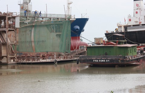 Nổ tàu lai dắt, 4 thuyền viên bỏng nặng - Ảnh 1. Nổ tàu lai dắt, 4 thuyền viên bỏng nặng - Ảnh 1.