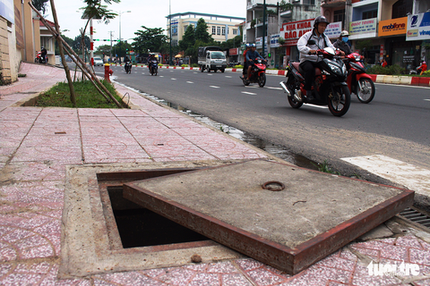 Nhiều miệng cống hỏng bẫy người đi đường tại TP.HCM - Ảnh 4. Nhiều miệng cống hỏng bẫy người đi đường tại TP.HCM - Ảnh 4.