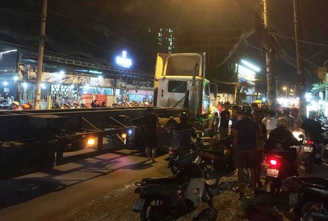 Một người đàn ông chết dưới bánh xe đầu kéo container - Ảnh 3. Một người đàn ông chết dưới bánh xe đầu kéo container - Ảnh 3.