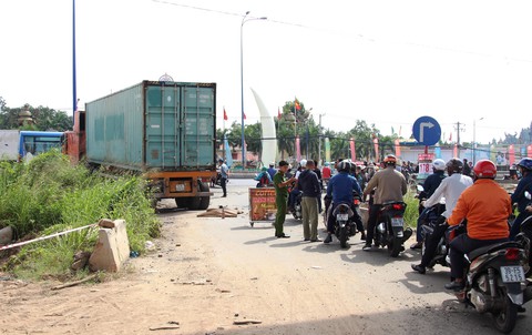 Container mất thắng, tài xế la hét gọi người đi đường tránh né - Ảnh 1. Container mất thắng, tài xế la hét gọi người đi đường tránh né - Ảnh 1.