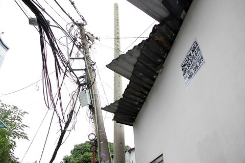 Cột điện nghiêng ra đường - Ảnh 5. Cột điện nghiêng ra đường - Ảnh 5.