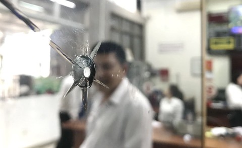 Video tên cướp nổ súng bắn bảo vệ, cướp ngân hàng Agribank - Ảnh 2. Video tên cướp nổ súng bắn bảo vệ, cướp ngân hàng Agribank - Ảnh 2.