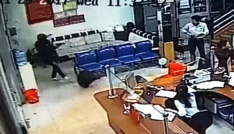 Video tên cướp nổ súng bắn bảo vệ, cướp ngân hàng Agribank - Ảnh 3. Video tên cướp nổ súng bắn bảo vệ, cướp ngân hàng Agribank - Ảnh 3.