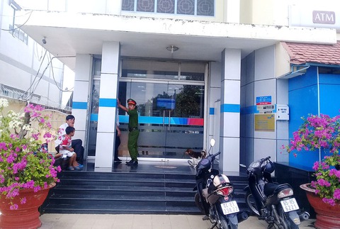 Tìm thấy túi xách, mũ bảo hiểm của nghi phạm cướp ngân hàng - Ảnh 3. Tìm thấy túi xách, mũ bảo hiểm của nghi phạm cướp ngân hàng - Ảnh 3.