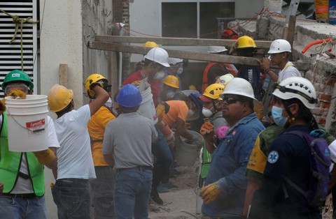 Số người chết lên đến 225, Mexico chạy đua cứu hộ - Ảnh 3. Số người chết lên đến 225, Mexico chạy đua cứu hộ - Ảnh 3.