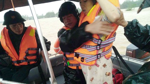 Vượt lũ dữ, đưa 3 thai phụ đến bệnh viện sinh con kịp thời - Ảnh 1. Vượt lũ dữ, đưa 3 thai phụ đến bệnh viện sinh con kịp thời - Ảnh 1.