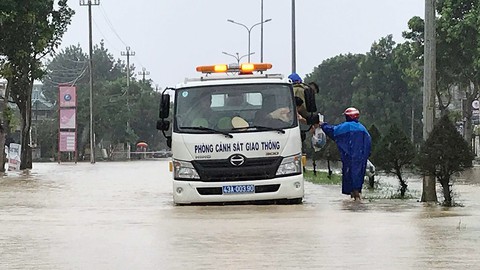 Lũ dâng cao, quốc lộ 1 qua Đà Nẵng - Quảng Nam tắc nghẽn - Ảnh 1. Lũ dâng cao, quốc lộ 1 qua Đà Nẵng - Quảng Nam tắc nghẽn - Ảnh 1.