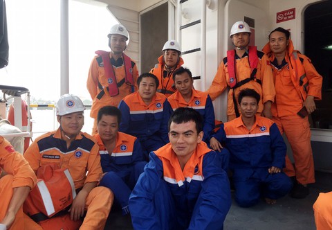 Cứu 12 thuyền viên tàu Hồng Anh 69 bị chìm - Ảnh 1. Cứu 12 thuyền viên tàu Hồng Anh 69 bị chìm - Ảnh 1.