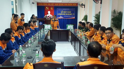 Cứu thành công 13 ngư dân trước bão số 12 - Ảnh 1. Cứu thành công 13 ngư dân trước bão số 12 - Ảnh 1.