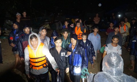 Xuyên đêm trên biển cứu ngư dân kẹt bão - Ảnh 1. Xuyên đêm trên biển cứu ngư dân kẹt bão - Ảnh 1.