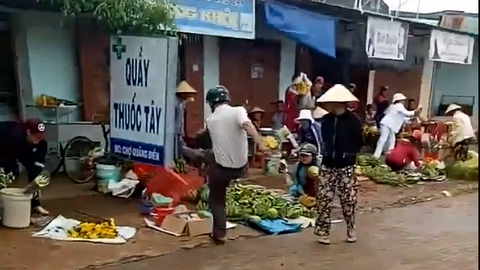 Trưởng công an xã đá văng thau cá nói làm theo nhiệm vụ - Ảnh 2. Trưởng công an xã đá văng thau cá nói làm theo nhiệm vụ - Ảnh 2.